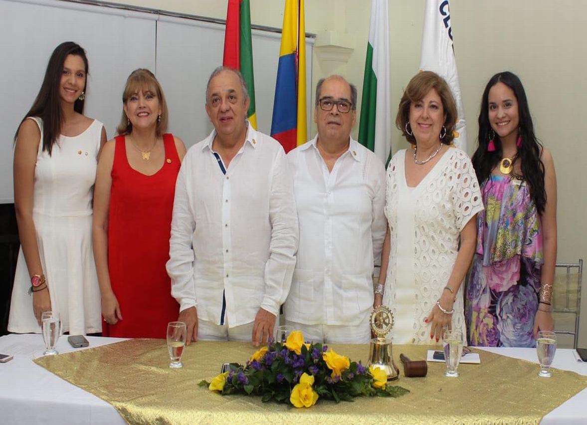 Luhana Sánchez, Cony Sandoval, secretaria del Distrito; Carlos Eduardo Rojas, past Gobernador; el presidente entrante, su antecesora Claudia Olave de Rivera e Isabella Saab Rubiano, nueva presidente del Club Interact.